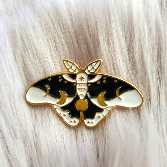Moth enamel pin - Picture 1 of 2